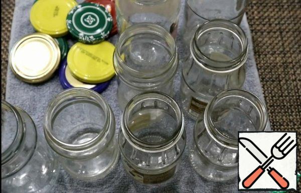 Jars with lids should be sterilized, put on a clean towel and let them dry. They dry out in about 15-20 minutes.
