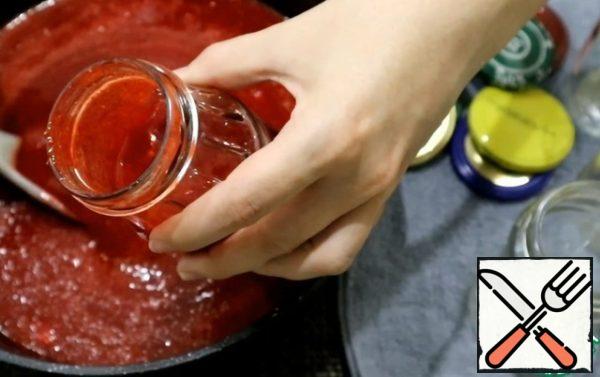Then once again mix the jam and pour it into jars, tightly closed lid.