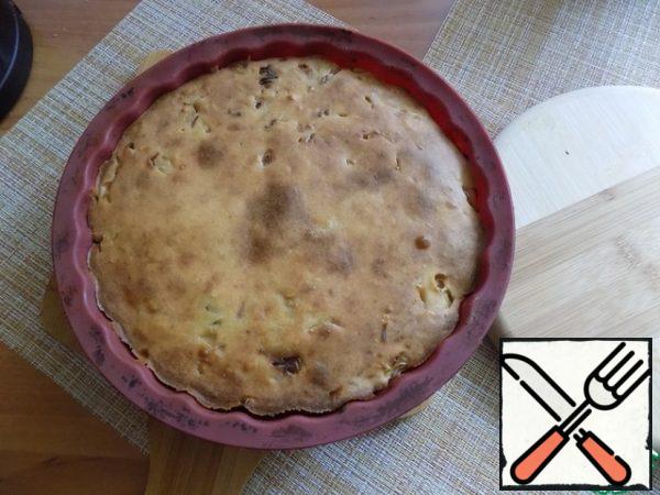 Focus on your oven. After about 30 minutes, I checked the pie for "dry crumbs". I still had to keep it in the oven, but the top was well browned, and I covered it with foil so that it did not darken too much and did not burn. When the pie is ready for wooden kindling, the dough does not stick, but there is not much cabbage inside it. Ready! Let the pie cool down a little in the form. It won't settle down at all.
