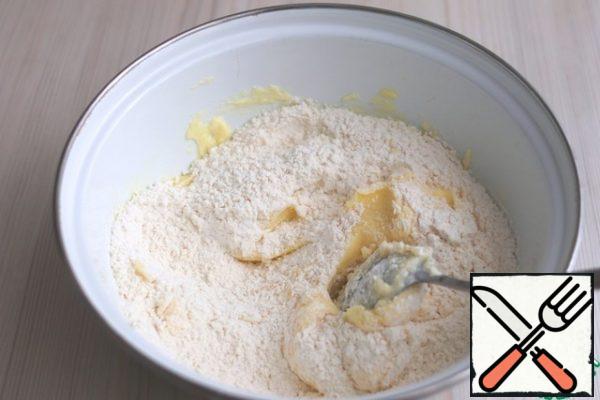 Add a mixture of dry ingredients to the butter-sugar mixture. Knead the shortbread.