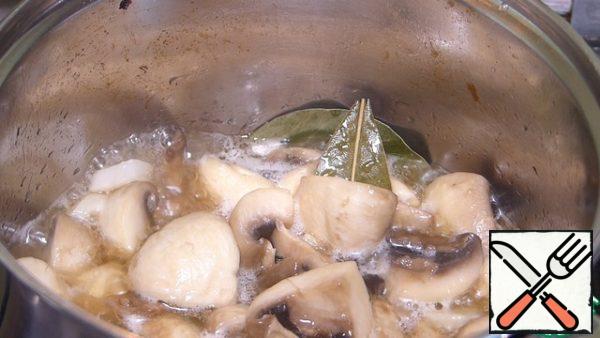 Stirring constantly until the mushrooms begin to extract the juice.
When the marinade comes to a boil, cook the mushrooms, stirring occasionally, 5 minutes.