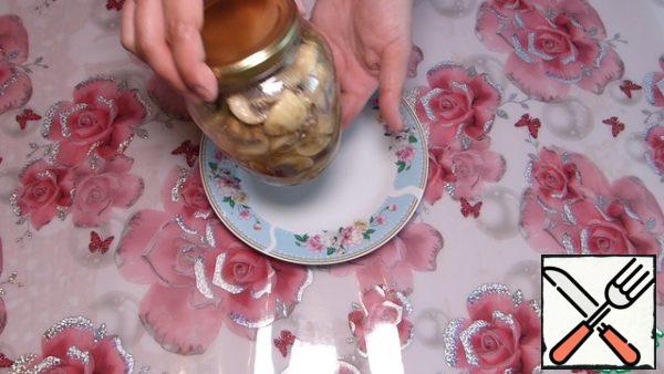 After 5 minutes, transfer the mushrooms to a jar, cover with a lid and leave to cool.
Then we send it to the refrigerator for 1-2 hours.
To be honest, we can't stand it and start eating after 30 minutes)
