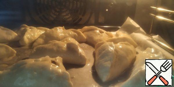 Leave it under a towel for 20 minutes. Then brush with egg and bake for 40 minutes at 180 degrees.
