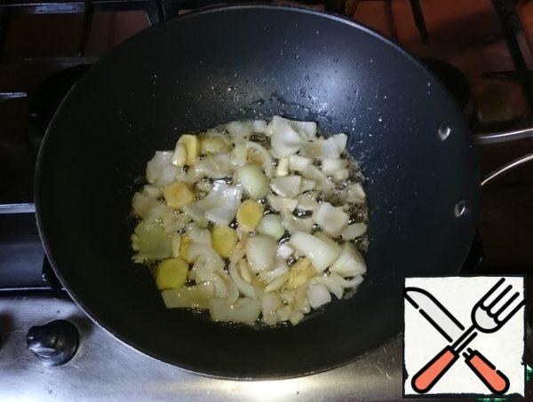 Wok or any deep frying pan put on fire, add oil, heat it well and fry onions, garlic, ginger. No frying. Just to give the scent to the butter.
I have sesame oil, dark. Love its taste. There are recipes with peanut and just with vegetable. Everything to Your taste.