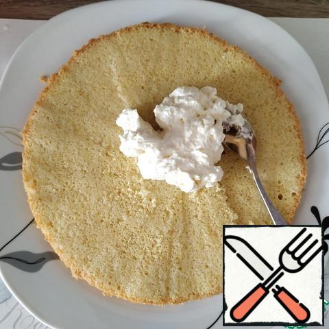 The cake is divided into 2 parts. Soak well with the syrup. Lubricate the first cake cream.