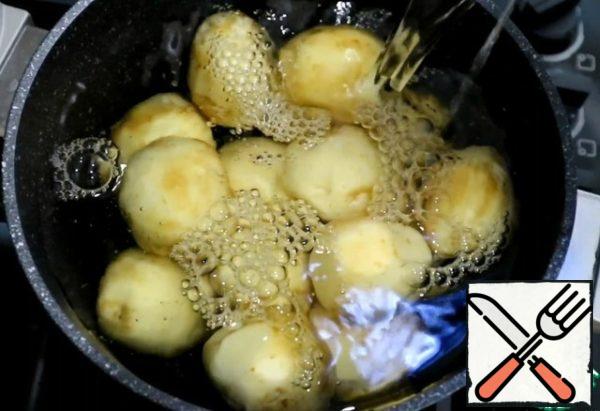 Peel and wash the potatoes. Pour water and put to cook. When potatoes boil, salt it to taste.