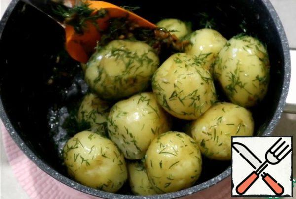 Drain the water from the finished potatoes and add the roasting with dill. Mix well.
The new potatoes are ready! Bon appetit to everyone!