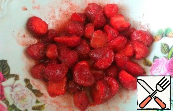 Prepare the filling.
In a bowl, mix the strawberries, sugar, starch and cinnamon. If the strawberries are large, then cut into slices, if small, leave whole.