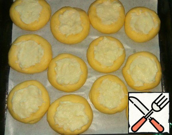 Spread the pudding with batter (0.5 tbsp. l.).