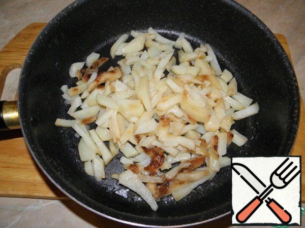 Cut the potatoes into strips, heat the oil in a pan and fry the potatoes, stirring, 8-10 minutes, salt, pepper.