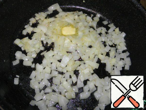 In the same pan, where fried potatoes add butter, spread the chopped onion.