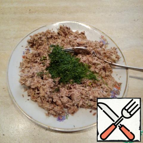 To fish paste add chopped dill, mix.