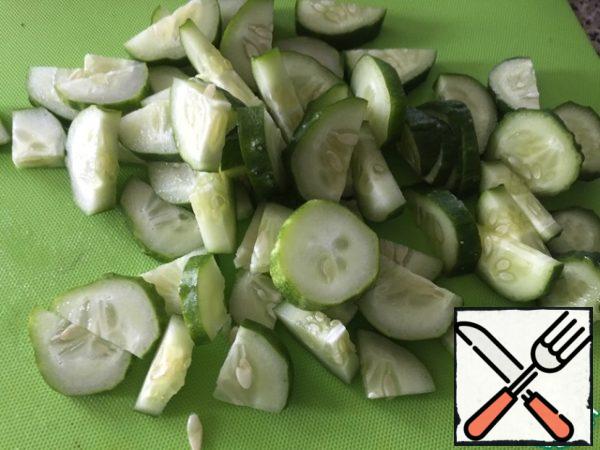 Also chop the cucumbers. All vegetables mix.
