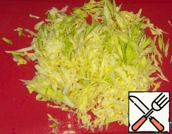 Chop the cabbage and rub it with salt and pepper.
