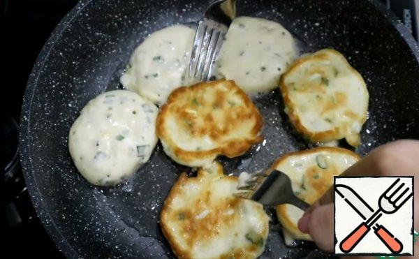 Put 1 tablespoon of dough on a preheated frying pan with vegetable oil. Fry the pancakes on medium heat on both sides until golden brown.

