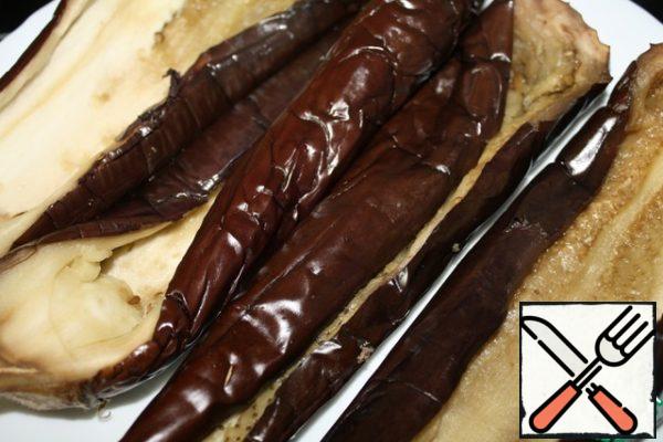 Cut the prepared eggplants in half and carefully remove the pulp.
