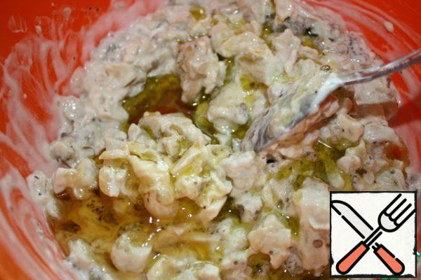 Finely chop the eggplant pulp and mix with yogurt, lemon juice, butter, honey and tahini paste.
Finely chop a clove of garlic and add to the mass, season with salt and pepper to taste.
Tomatoes are also finely chopped and mix gently.

