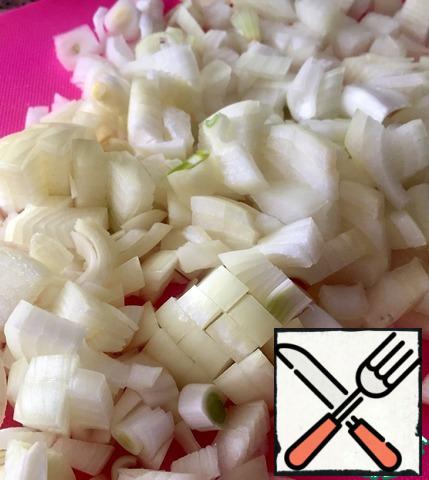 If You have fresh cabbage, then boil it for 6 minutes in boiling salted water. If frozen - 3 minutes.
Onions chop.