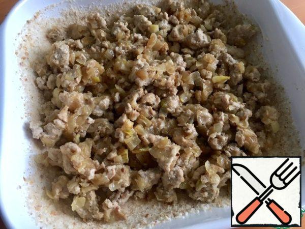 Grease the form with oil, sprinkle with breadcrumbs. Put a layer of minced meat.