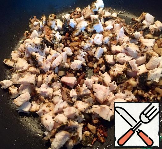 Chicken finely cut and add to the mushrooms.