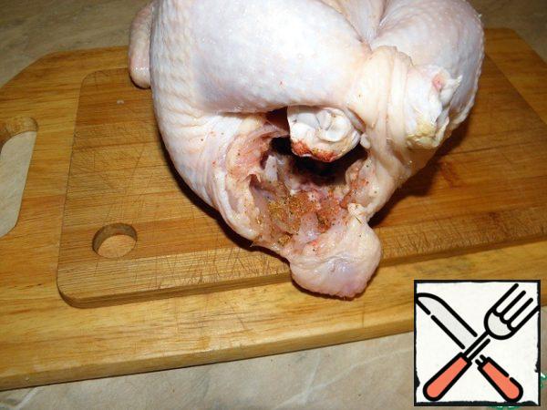 Rub the chicken thoroughly with salt, and inside with salt and spices. (spices are only inside! So that the chicken does not burn during baking) Friends who are familiar with this method of salting chicken, it is better to choose up to one and a half kg) of course, you can do more) only the time of salting and baking increases accordingly) we take salt at the rate of 1 tsp. without a slide for half a kilo of chicken. At that time, the bird was 1.5 kg, so I used 2.5-3 h. l of medium-ground salt without a slide. (we must remember that sometimes very fine salt is obtained, and sometimes even more salt)))
