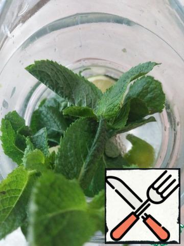 Add 3 sprigs of mint and mix everything.