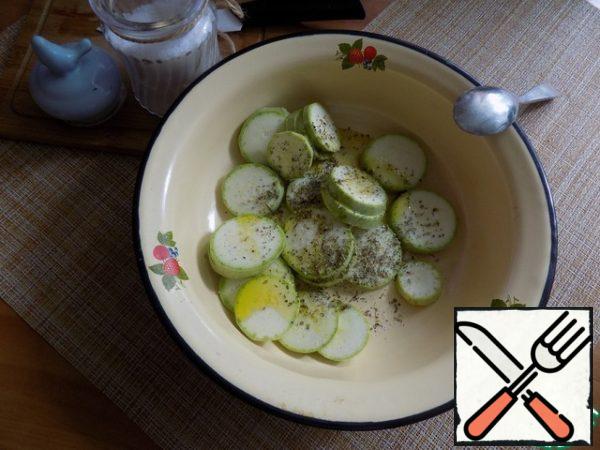 Zucchini cut into thin slices. Salt, add Italian herbs and oregano, pour 1 tbsp of olive oil.