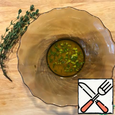 In a separate bowl, mix olive oil, thyme leaves and squeezed garlic, mix well and set aside.
