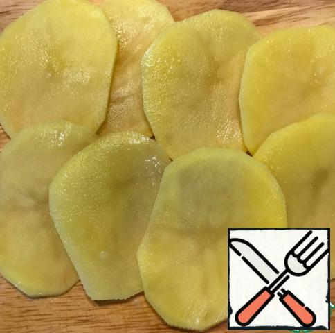 Peel potatoes and grate/cut into thin slices. Season with salt and pepper, pour 1-1,5 tsp olive mixture and mix well.