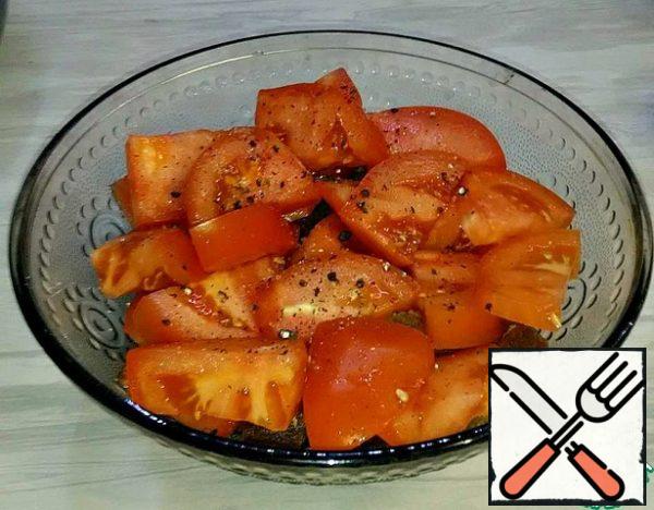 Put the tomatoes on top, season with salt and pepper, pour a spoonful of oil.
