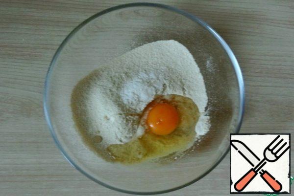 In the sifted flour pour baking powder, beat the egg.