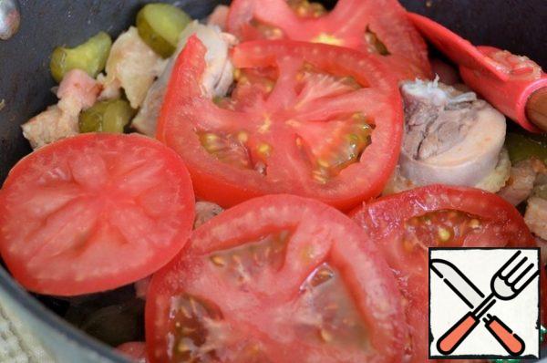 Add the chicken pieces, slices of tomatoes, sugar,
fry 5 minutes.