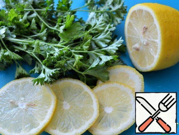 Wash and cut parsley and half lemon, add to the solyanka.