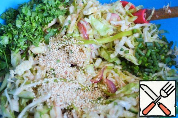 Chop the parsley and garlic arrows,
add fried sesame seeds and mix.
You can serve at once, but like all salads of Korean cuisine - in 12-24 hours it tastes better.