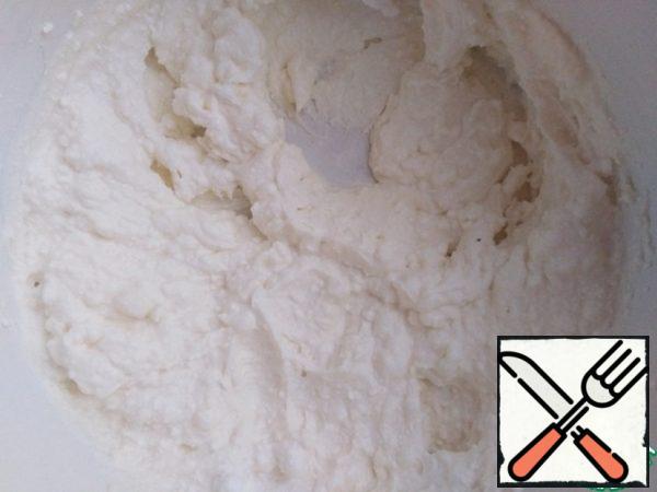 Add sour cream, vanilla and powdered sugar to the cottage cheese, beat with a blender.
