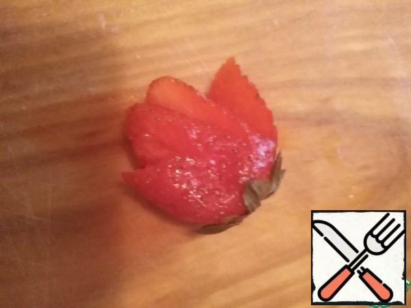 Wash the strawberries, make 3 incisions and spread them out a little with your hands like a fan.
