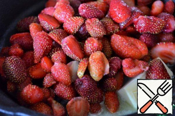 At the same time, fry strawberries.
Wash, dry and cut in half, if large - 4-6 parts.
Put the butter in the pan, melt, add strawberries.