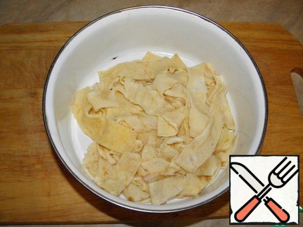 Boil the noodles in salted water until ready, throw them on a colander, let the liquid drain.