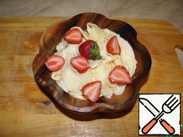 Cut strawberries, spread on noodles, sprinkle with sugar (or pour condensed milk) as you like)