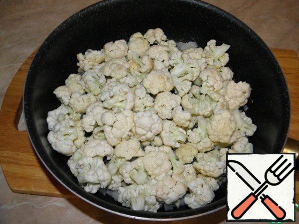 Add the cauliflower, disassembled into inflorescences.
