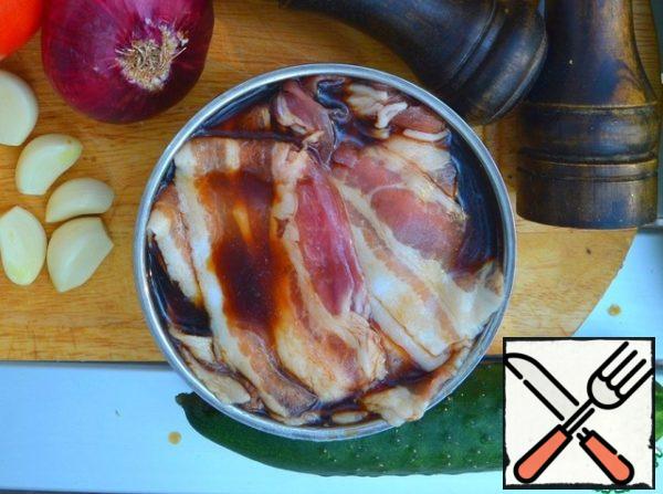 While the barbecue/grill is warming up, marinate the bacon in soy sauce for 10 minutes.
