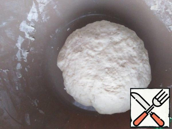 Knead a soft elastic dough. Leave to rise for 40 minutes.
