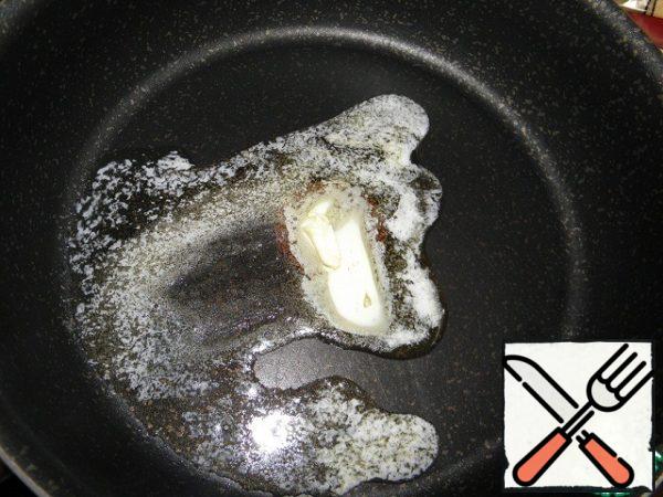 Heat the butter in a frying pan.