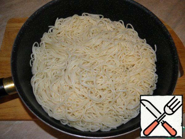 Lightly fry the pasta on it.