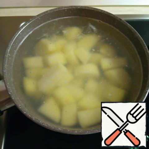 Peel potatoes, cut into large pieces and cook until tender in salted water.