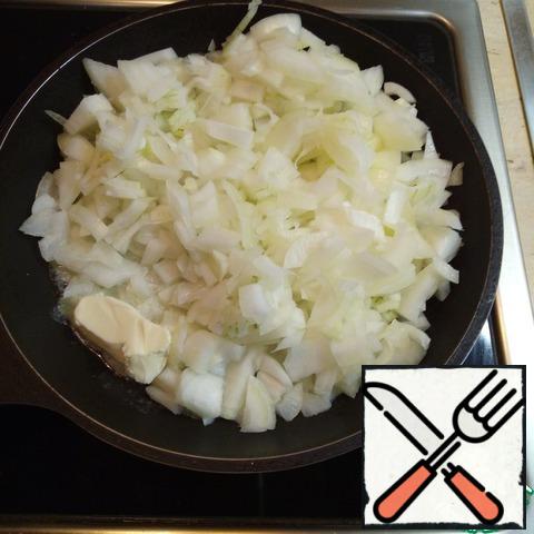 Fry onions in butter, over medium heat. Take one spoon from the total. After two or three minutes, add the garlic finely chopped.