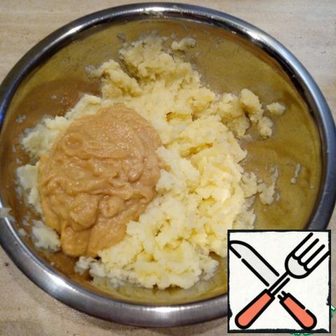 To connect with potato and onion puree.
Beat with a mixer with a nozzle "corollas", all well mixed.No immersion blenders!! otherwise, do not get mashed and putty!