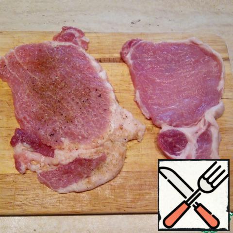 Meat cut as for chops, not thick pieces. Well repel, sprinkle with salted mixture of one or two pinches on each side of the piece.