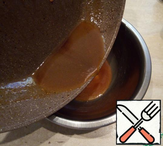 Prepare the sauce.
After stewing in the pan needs to be a concentrated "broth". Drain it in a bowl, allow to cool slightly.