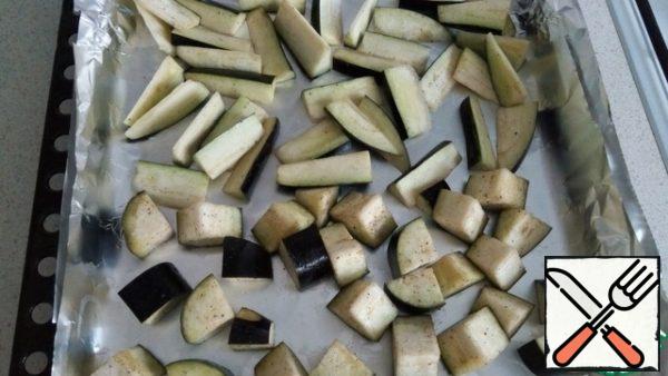 Spread on a baking sheet and put in the oven for 15-20 minutes at a temperature of 180 degrees.
